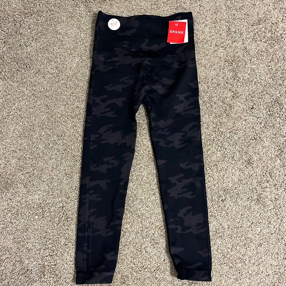 SPANX cropped lamb leggings, black camo, NWT